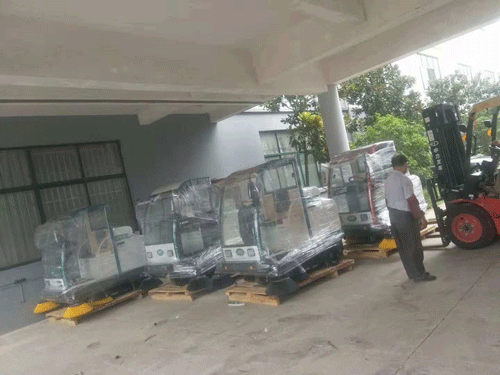 浙江湖州客户参观工厂订购电动扫地机3辆