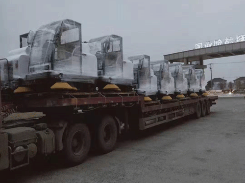 鲁环机械一批工厂扫地机发往北京